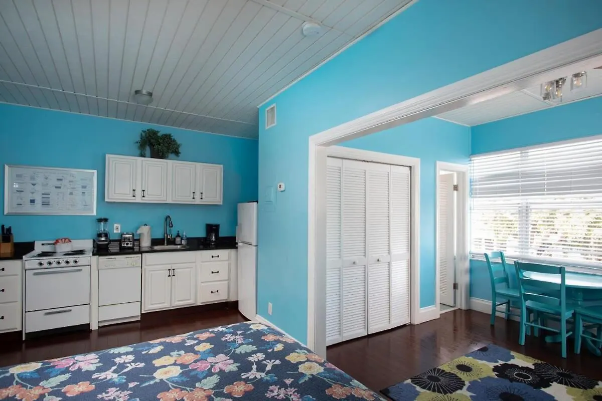 Duval Street Suite Overlooking Duval W Parking And Pool Key West Apartment