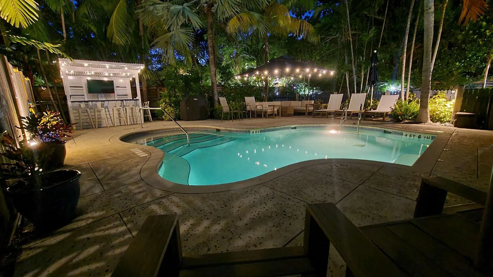 Duval Street Suite Overlooking Duval W Parking And Pool Key West Apartment